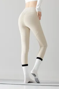 Detailaufnahme von Damen High Waist Leggings und rutschfesten Yoga Socken mit Silikon Noppen.