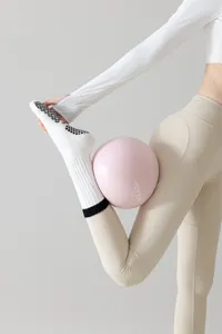 Detailansicht weißer Damen Yoga Socken mit Anti-Rutsch Noppen für Fitness und Tanztraining.