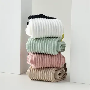 Bequeme gerippte Strick-Socken in vielen Farben, weiche Baumwollsocken ideal für Yoga.