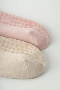 Non-slip yoga socks for women, breathable cotton Pilates socks with grip for indoor fitness workout.