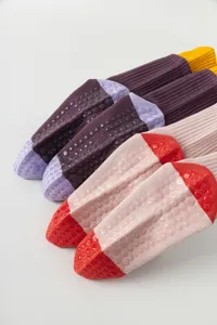 Vue détaillée de chaussettes de yoga antidérapantes pour femmes, design bicolore.