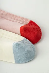 Vue détaillée de chaussettes de yoga antidérapantes pour femmes avec picots en silicone.