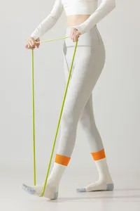 Chaussettes de yoga sport mi-mollet pour femme avec poignets côtelés et semelle antidérapante.