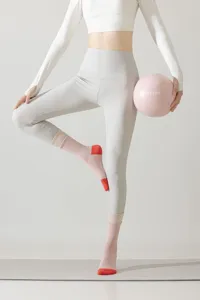 Vue détaillée de chaussettes de yoga antidérapantes pour femmes avec picots et bords-côtes.