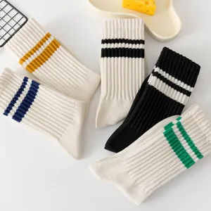 Nahaufnahme von weichen, gerippten Baumwollsocken mit sportlichem Doppelstreifen-Design