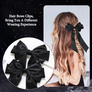 Vue détaillée des barrettes nœuds en satin noir portées élégamment sur une coiffure tressée.