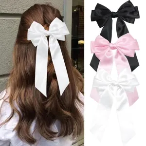 Vue détaillée de pinces à cheveux en ruban de satin triple couche noires, roses et blanches