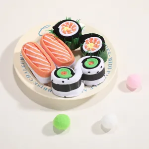 Kreative Socken, gefaltet wie verschiedene Sushi-Arten wie Lachs-Nigiri und Maki.