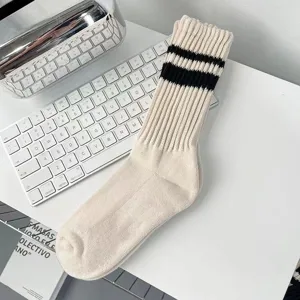 Detailansicht cremefarbene Rippsocken mit doppelten schwarzen Streifen