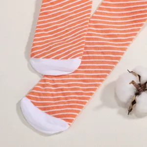 Detailansicht der lachsfarbenen Socken mit orange-weißen Streifen und weißer Zehenpartie.