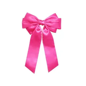 Gros plan d'un nœud pour cheveux en satin rose à trois couches