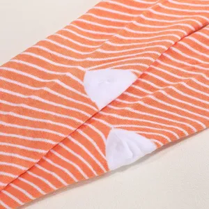 Nahaufnahme von japanischen Socken mit gestreiftem Lachs-Muster für Damen und Mädchen
