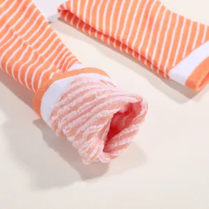 Detaillierte Nahaufnahme kreativer Socken im Lachs-Design mit warmem, weichem Innenfutter.