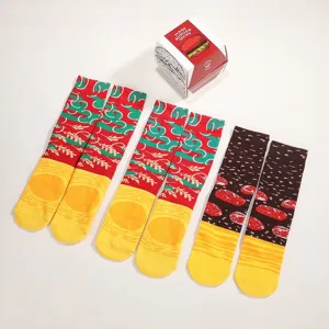 Detailansicht kreativer Socken im Burger-Design mit bunten Mustern und Geschenkbox