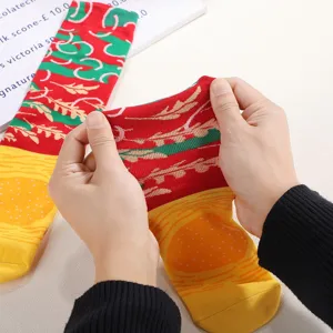 Nahaufnahme von elastischen Baumwollsocken mit buntem Food-Muster-Design
