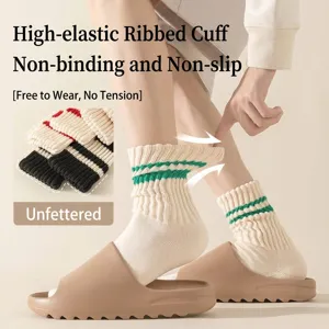 Calcetines de estilo universitario color crema con rayas verdes y puños elásticos