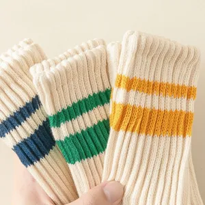 Calcetines de punto acanalado para mujer con dobles rayas de colores estilo universitario