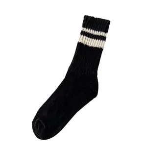 Calcetines deportivos clásicos negros de media caña con rayas blancas sobre fondo blanco