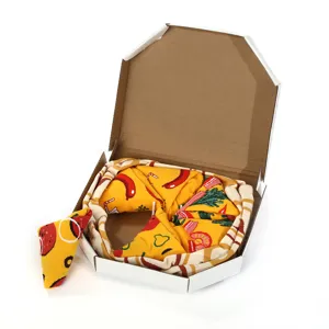 Kreative Socken im Pizza-Design mit Lebensmittelmustern in einer weißen Geschenkbox