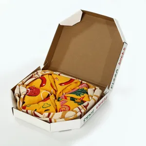 Detailansicht von Pizza-Socken, kreativ verpackt in einem achteckigen Pizzakarton.