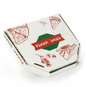 Kreative Geschenkverpackung in Pizza-Optik für originelle Socken aus weißem Karton