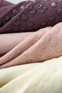 Gros plan detaille de chaussettes de yoga pour femme avec points antiderapants en silicone.