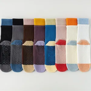 Chaussettes de yoga antidérapantes pour femmes, mi-mollet pilates avec grips en silicone.