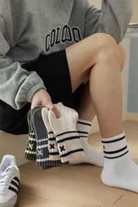 Men's mid-tube striped embroidered sports cotton socks, comfortable and breathable.