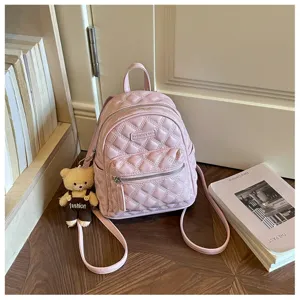 Roze gewatteerde mini-rugzak voor dames, stijlvolle PU-lederen casual rugzak met berenhanger.