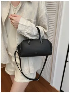Sac à bandoulière en cuir noir pour femme, sac à main oreiller chic avec bord tressé élégant.