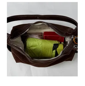 Gedetailleerd overzicht van boven toont de ruime binnenkant en de mooie voering van deze tas.