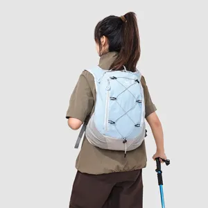 Primo piano dello zaino da trekking blu che mostra corde elastiche e dettagli di finitura.