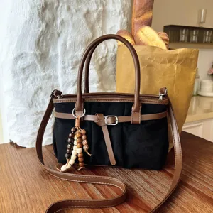 Borsa a tracolla retrò in tela nera con dettaglio ciondolo perline in legno vista scena
