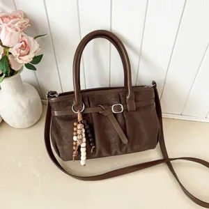 Borsa a spalla retrò marrone morbida da donna con ciondolo di perle e dettagli eleganti.