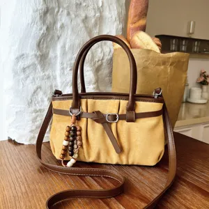Borsa a tracolla vintage in camoscio da donna, elegante borsa casual marrone e gialla.