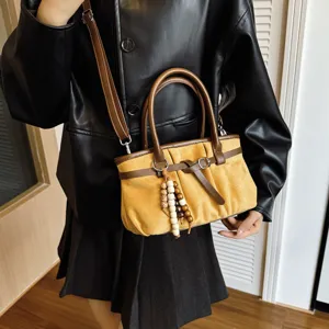 Vista dettagliata della borsa a tracolla vintage donna, elegante borsa casual per uso quotidiano.