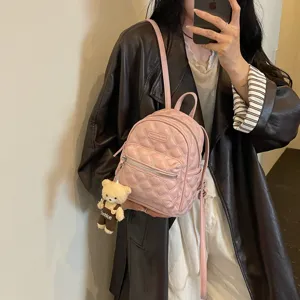 Roze gewatteerde mini-rugzak voor dames, stijlvolle PU-ledere casual schooltas met schattige berenhanger.
