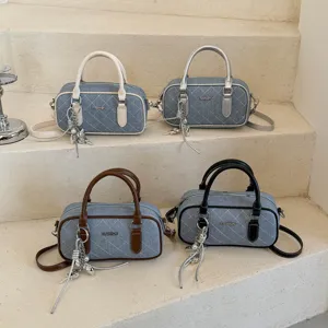 Modische Denim Schultertasche gesteppt, elegante Kissen Handtasche mit Kette Anhänger Griffen.
