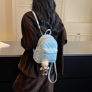 Lichtblauwe gewatteerde mini-rugzak met berenhanger, stijlvolle casual dagelijkse tas.