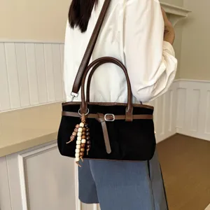 Borsa a tracolla nera retro casual dettaglio, design versatile con ciondolo di perline.