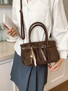 Borsa a tracolla retro marrone in camoscio con manico superiore e ciondolo di perline.