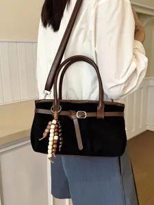 Borsa a spalla retrò in velluto da donna, grande borsa a tracolla casual per commuting sul modello.
