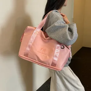 Stylish pink travel duffel bag for women, perfect for gym, fitness, and weekend trips.