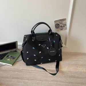 Zwarte grote reistas nylon schoudertas casual shopper handtas voor dames met strikken.