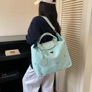 Lichtgroene grote reistas schoudertas tote bag met chique geborduurde details en stijl.