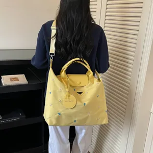 Grote reizen shopper tas voor vrouwen, lichtgewicht nylon schoudertas met handvat.