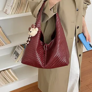 Geweven PU Lederen Hobo Tas Vrouwen Mode Chic Shopper Tote Schoudertas met Leuke Berenhanger