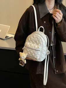 Stijlvolle witte gewatteerde mini rugzak voor dames, casual schooltas met leuke berenhanger.