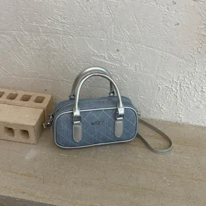 Schicke Jeans-Kissen-Umhängetasche mit Silbergriff, stilvolle Freizeittasche für Damen.