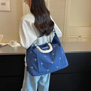 Gran bolsa de viaje de lona con bonito patrón de lazos para viajes cortos y uso diario.